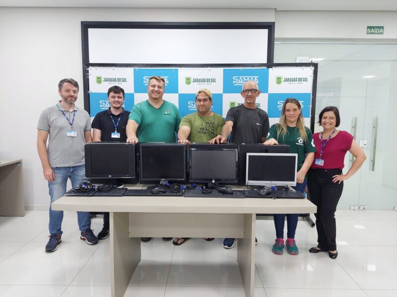 Samae entrega computadores para cooperativas