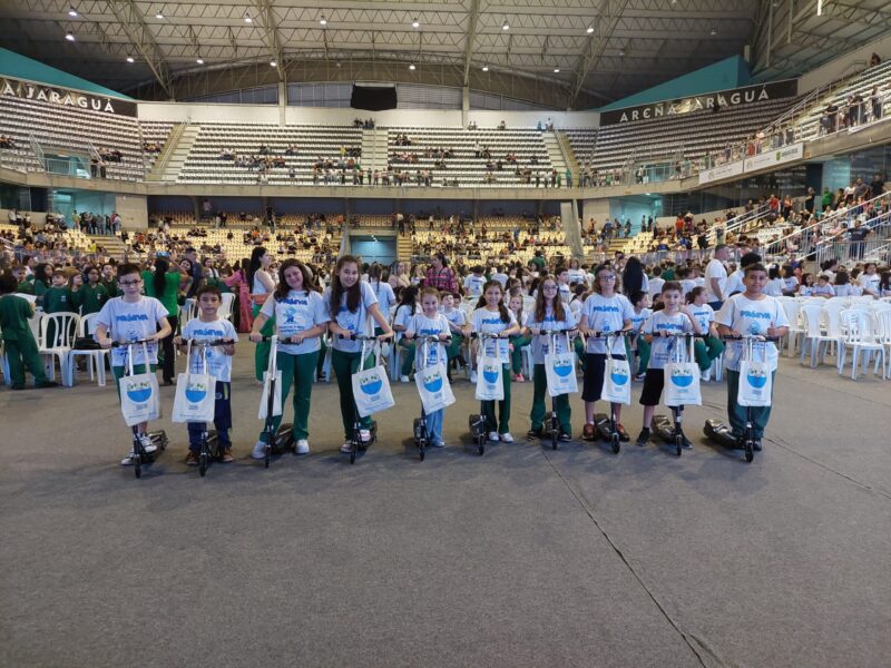 Samae entrega premiação aos vencedores do concurso fotográfico