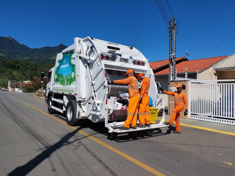 Caminhões compactadores realizam a coleta de materiais recicláveis desde fevereiro