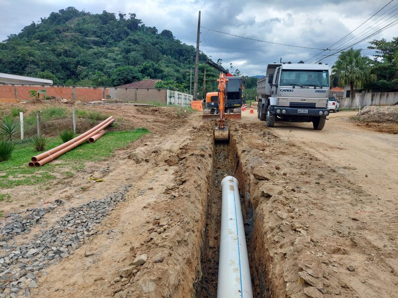 Samae está implantando rede adutora de água na rua Pedro Vieira