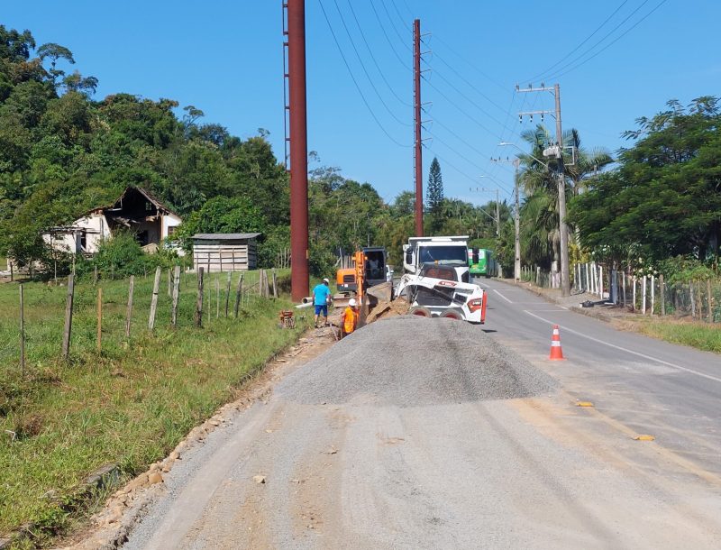 Obra de reforço da rede de água vai melhorar o abastecimento em três bairros