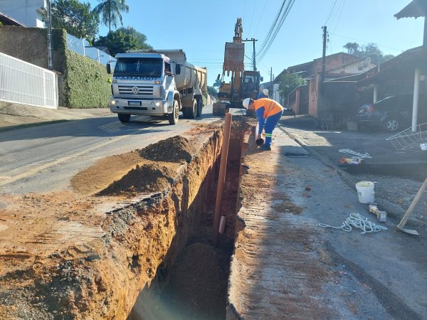 Samae realiza substituição de rede de esgoto na Tifa Martins