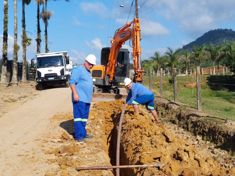 Samae realiza obra na Estrada Alvino Germano Lenz