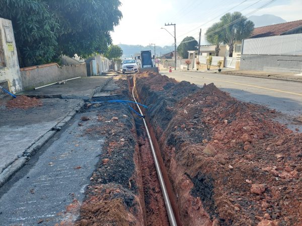 Samae executa obra na Rua Benjamin Stein