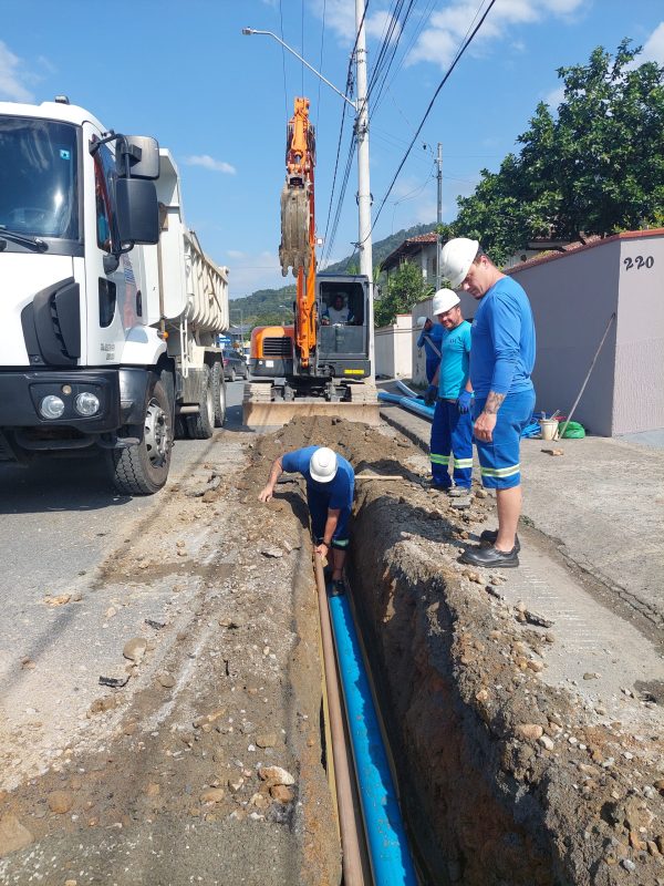 Samae executa obra na Rua Carlos Oechsler