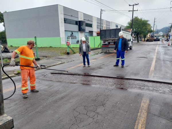 Samae executa nivelamento de travessias na Rua Walter Marquardt