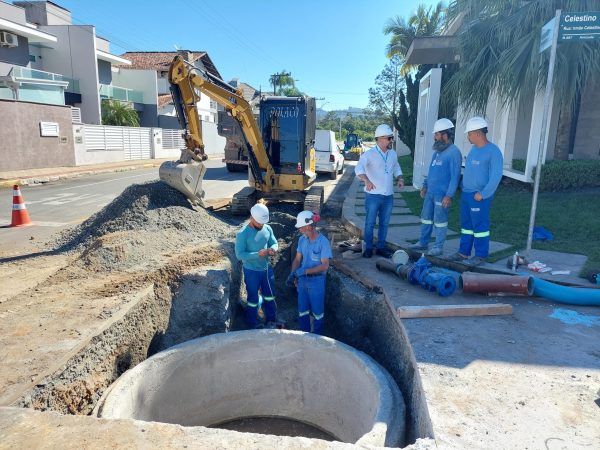 Samae implanta rede de recalque de esgoto na Rua Lauro Donath