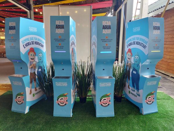 Bebedouros com água gratuita estão disponíveis ao público durante a Schützenfest