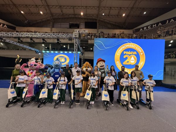 Samae entrega premiação aos vencedores do Concurso de História em Quadrinhos