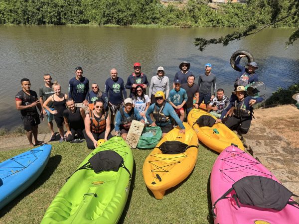 Cerca de 300 kg de lixo foram retirados do Rio Itapocu em ação de limpeza