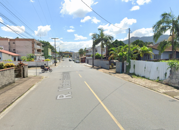 Samae fará manutenção em poço de esgoto e nivelamento de tampa na rua Victor Rosemberg