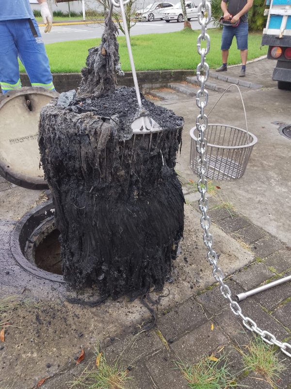 Samae reforça orientações sobre o descarte inadequado de resíduos na rede de esgoto