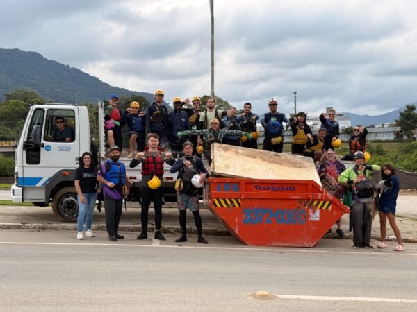 Ação de limpeza retira mais de 800 quilos de lixo do Rio Itapocu