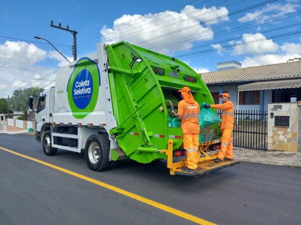 Caminhões do tipo compactador realizam a coleta de materiais recicláveis
