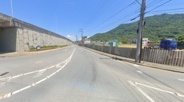 Samae realiza manutenção emergencial em rede de água na Avenida Prefeito Waldemar Grubba